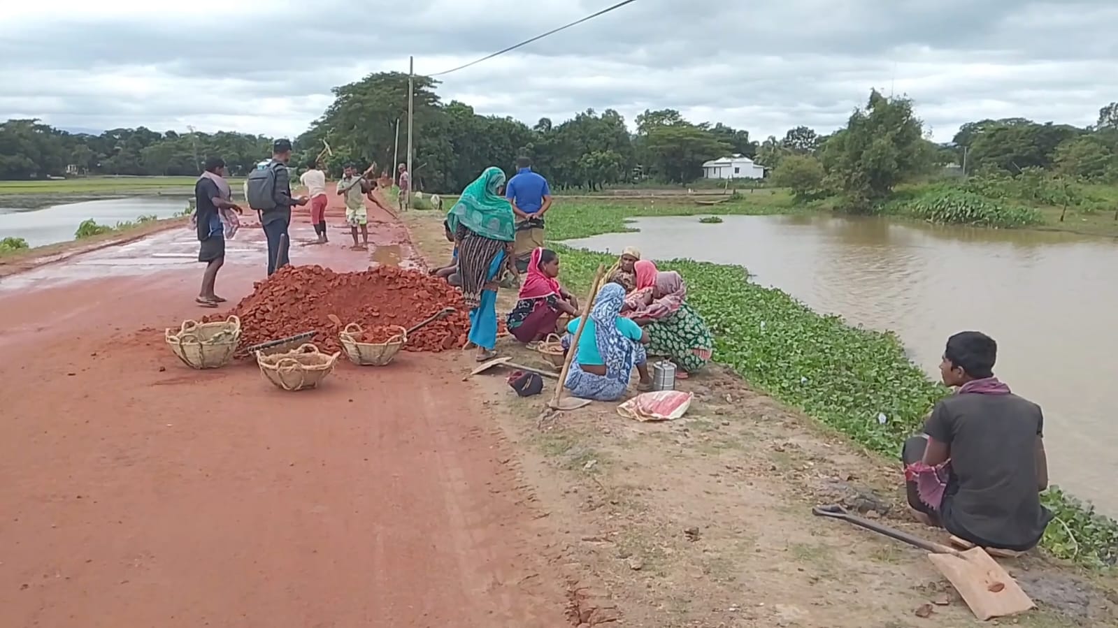 Construction workers using low-quality materials on Kalmakanda road project in Netrokona. Locals fear poor workmanship will shorten the road’s lifespan. (Photo: V7N)